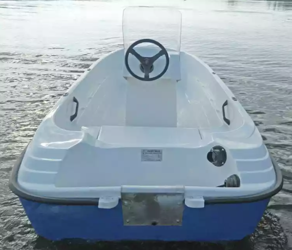 Стеклопластиковая лодка Пингвин с консолью (тримаран) в Москве