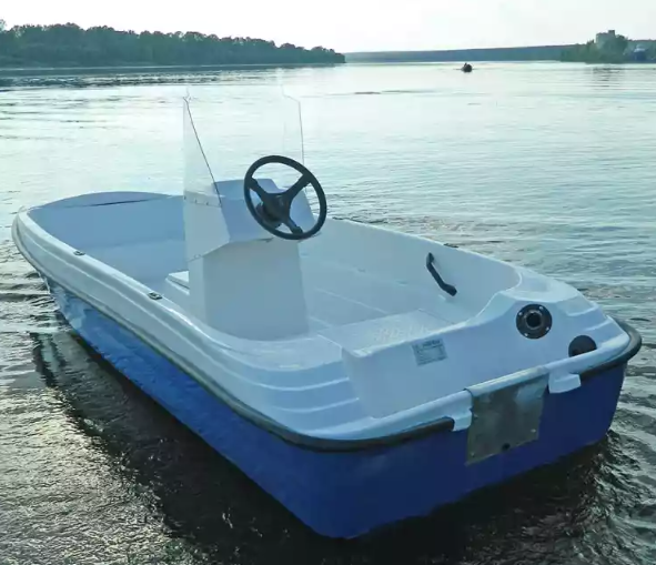 Стеклопластиковая лодка Пингвин с консолью (тримаран) в Москве