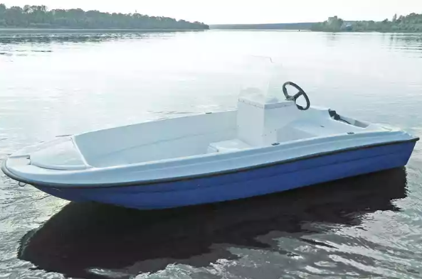 Стеклопластиковая лодка Пингвин с консолью (тримаран) в Москве