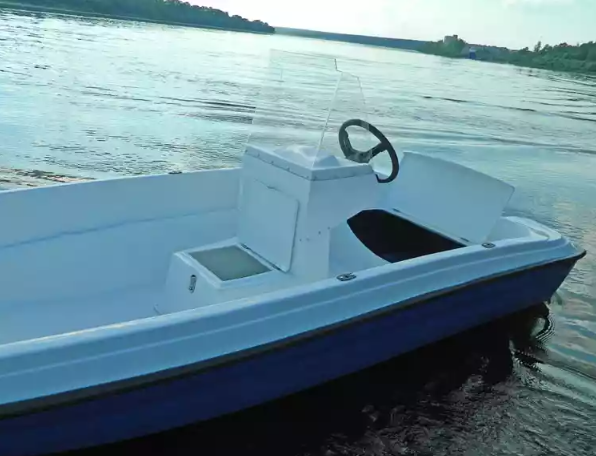 Стеклопластиковая лодка Пингвин с консолью (тримаран) в Москве