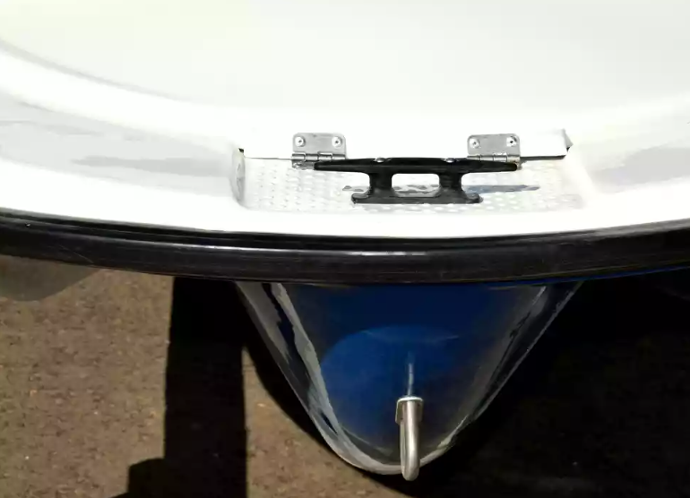 Стеклопластиковая лодка Пингвин с консолью (тримаран) в Москве