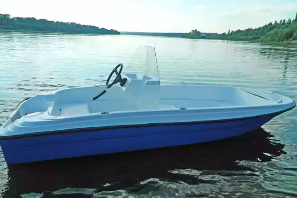 Стеклопластиковая лодка Пингвин с консолью (тримаран) в Москве