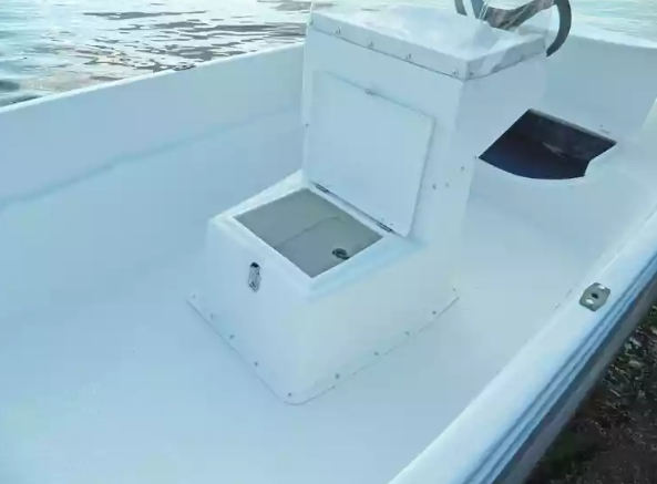 Стеклопластиковая лодка Пингвин с консолью (тримаран) в Москве