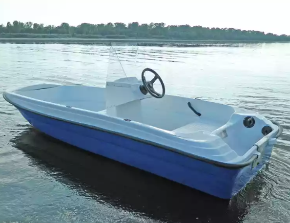 Стеклопластиковая лодка Пингвин с консолью (тримаран) в Москве