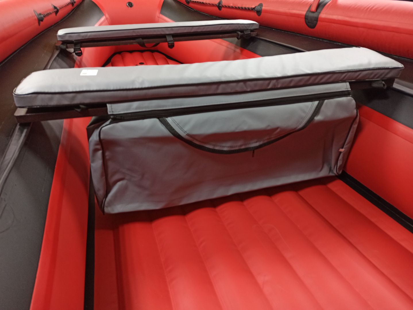 КОМПЛЕКТ МЯГКИХ НАКЛАДОК С СУМКОЙ ДЛЯ ЛОДОК 90Х20 СЕРЫЙ в Москве