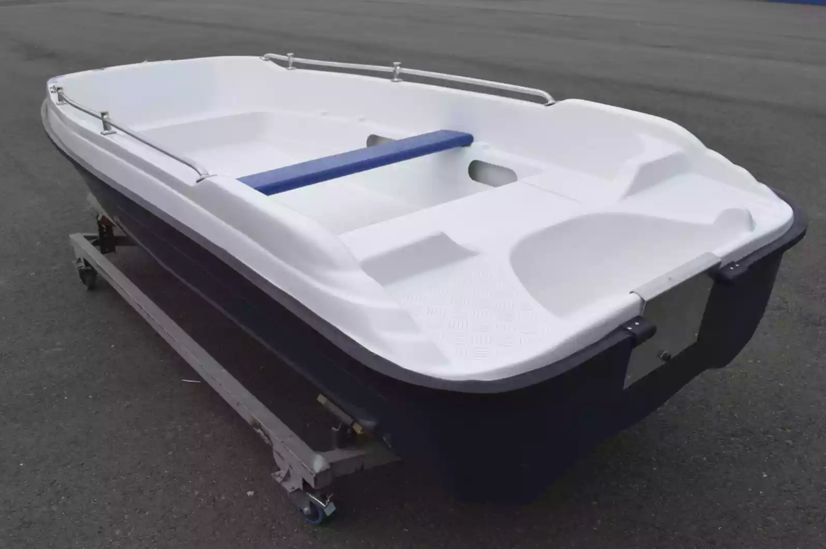 Стеклопластиковая лодка Пингвин New (тримаран) в Москве