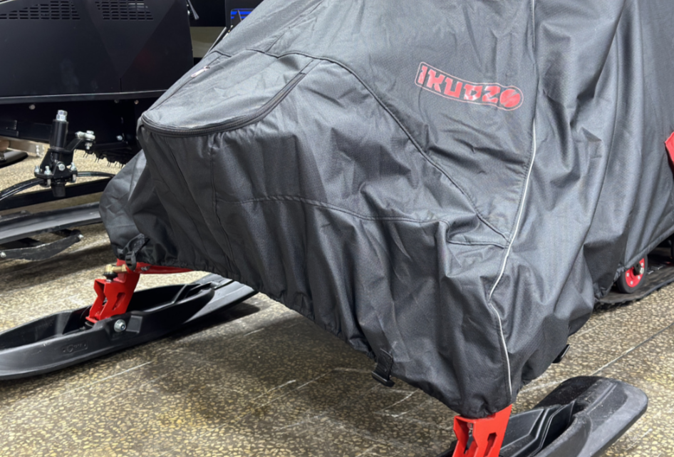 Чехол транспорт. снегохода IKUDZO HUNTER черно-красный Оксфорд ПРЕМИУМ качества с лого IKUDZO в Москве