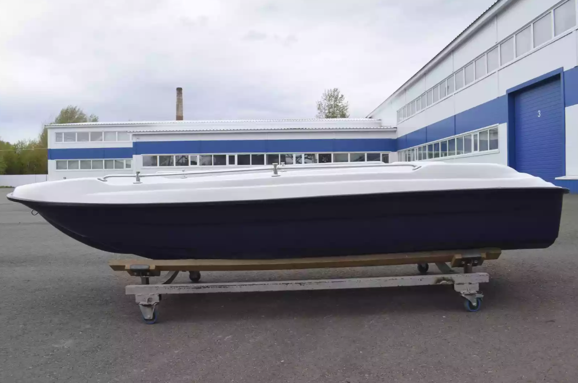 Стеклопластиковая лодка Пингвин New (тримаран) в Москве