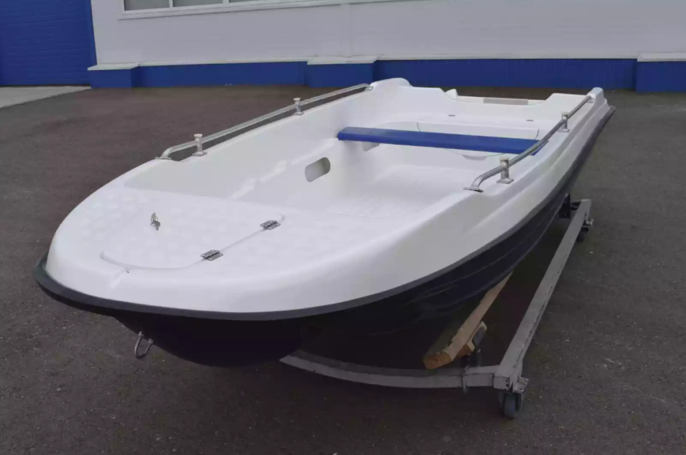Стеклопластиковая лодка Пингвин New (тримаран) в Москве