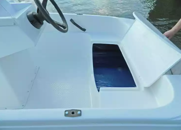 Стеклопластиковая лодка Пингвин с консолью (тримаран) в Москве